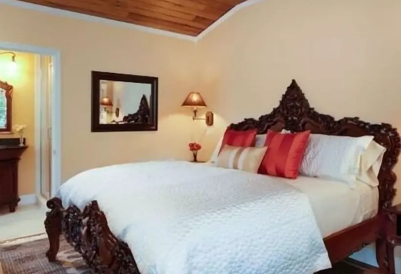 Seaglass Inn Bed And Breakfast