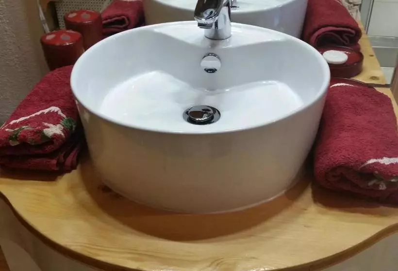 تختخواب و صبحانه Chambre D'hôtes Kiki & Coco