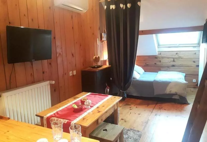 تختخواب و صبحانه Chambre D'hôtes Kiki & Coco