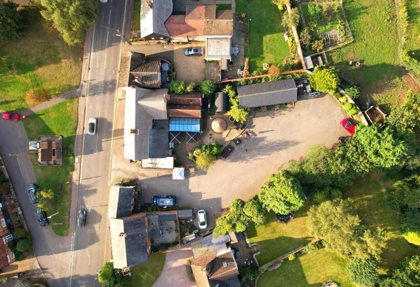 פונדק The Dukes