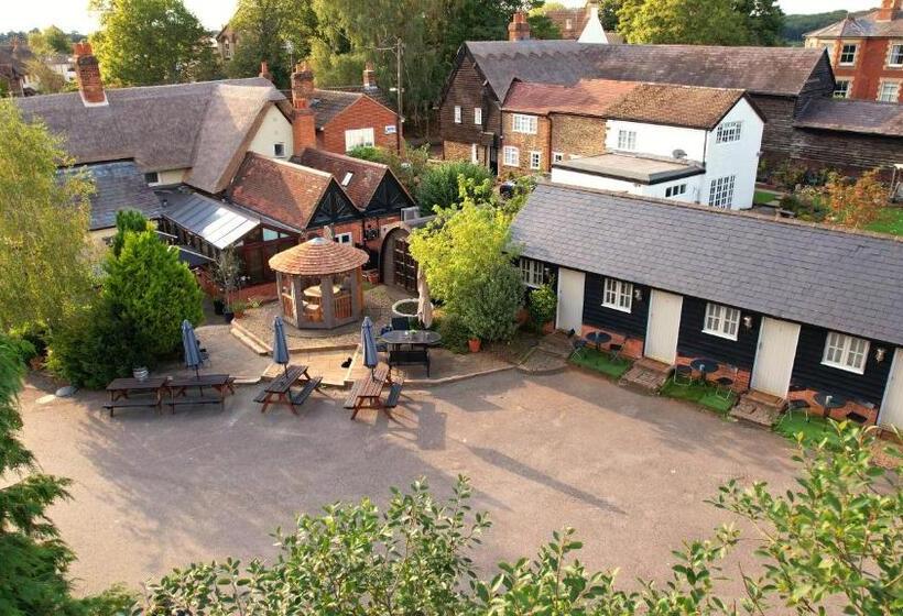 פונדק The Dukes