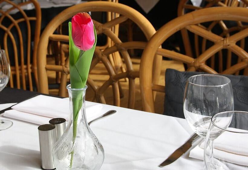 פונדק The Dukes