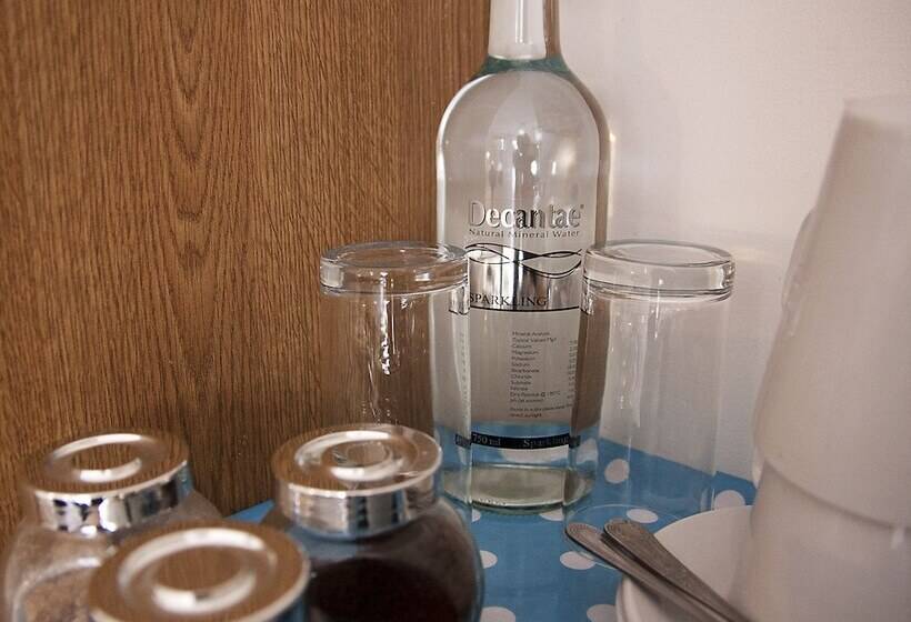 פונדק The Dukes