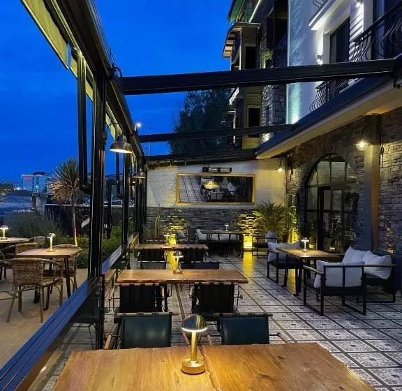 Hotelli 8 Rooms