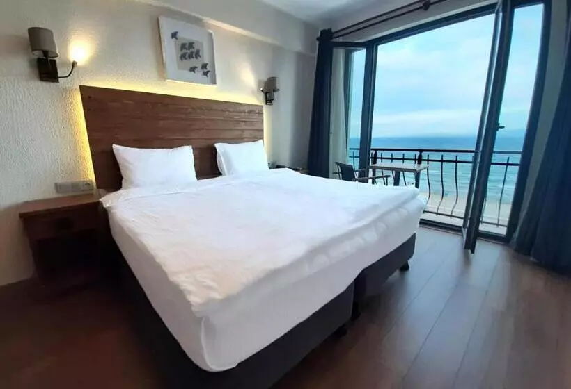 Hotelli 8 Rooms