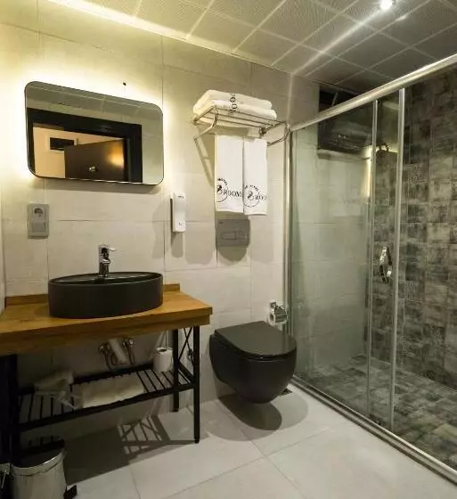 Hotelli 8 Rooms
