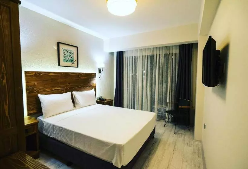Hotelli 8 Rooms