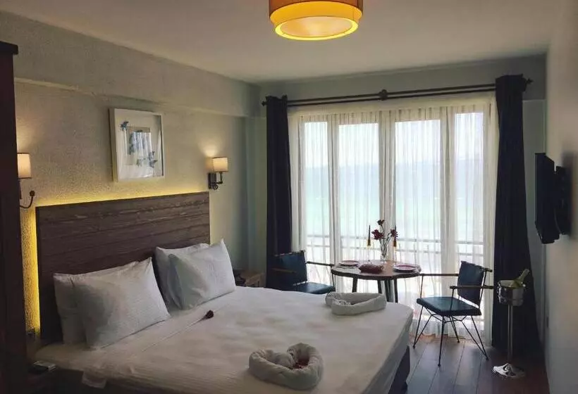 Hotelli 8 Rooms