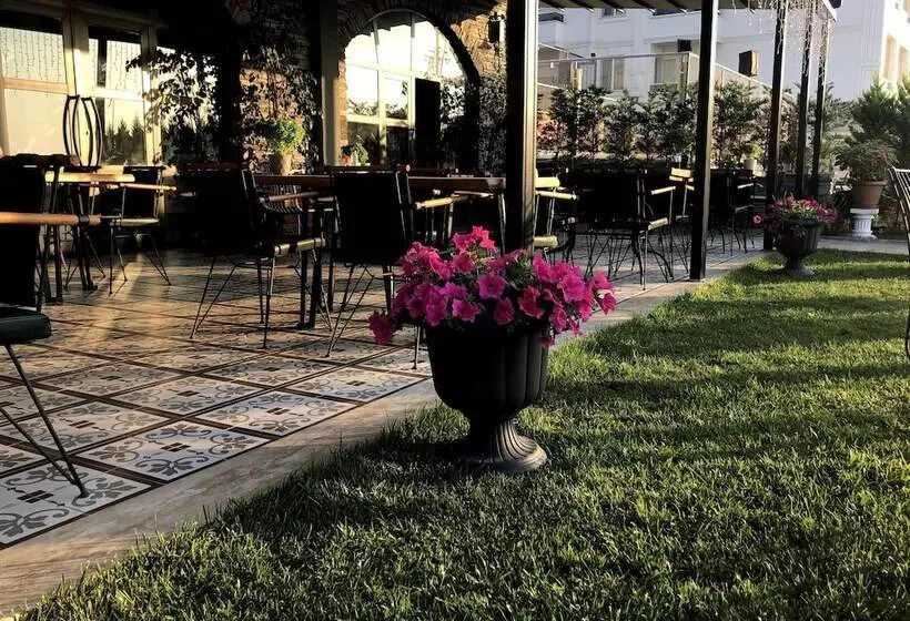 Hotelli 8 Rooms
