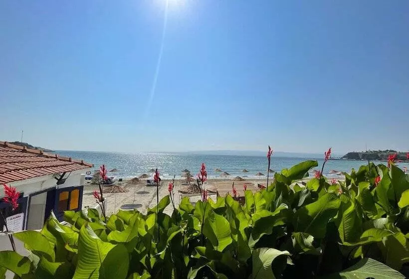 Hotelli 8 Rooms