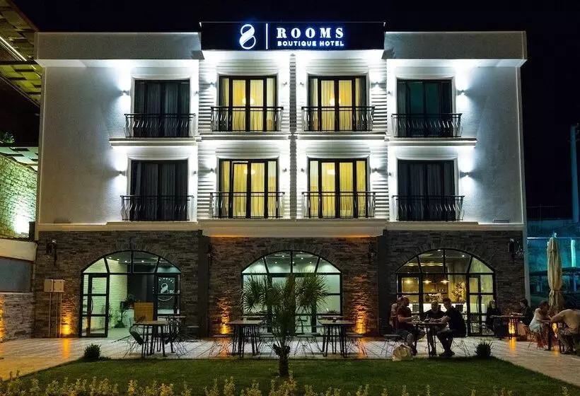 Hotelli 8 Rooms