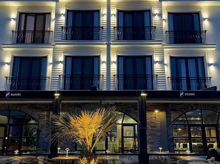 Hotelli 8 Rooms