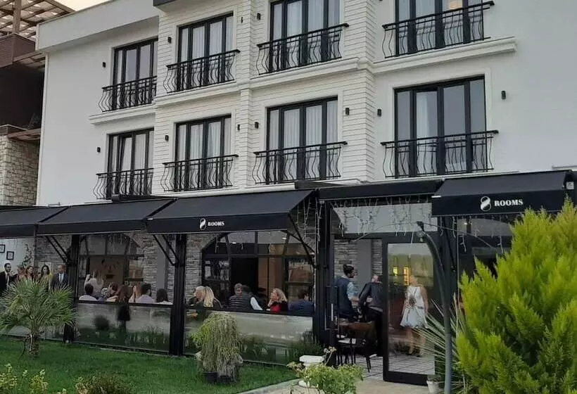 Hotelli 8 Rooms