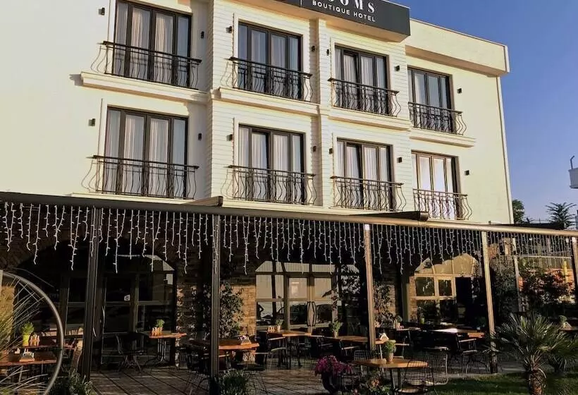 Hotelli 8 Rooms