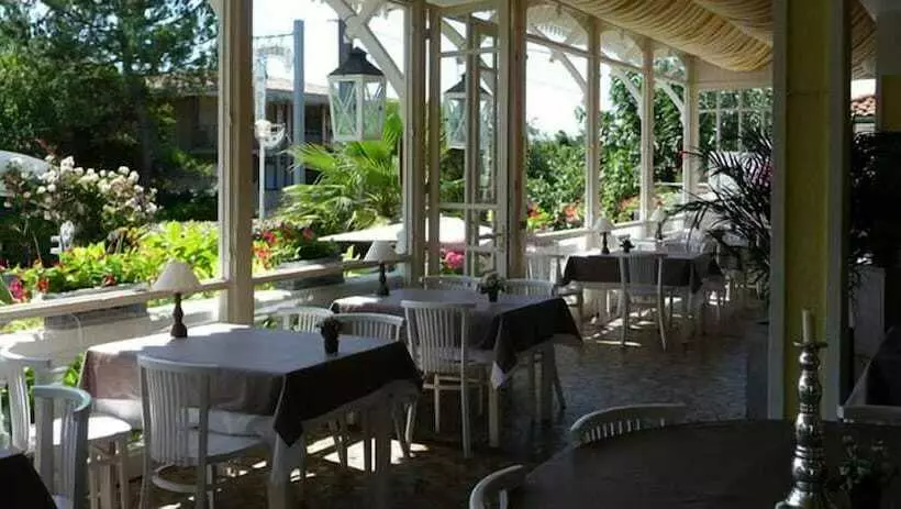 Hotelli Hôtel Des Pins