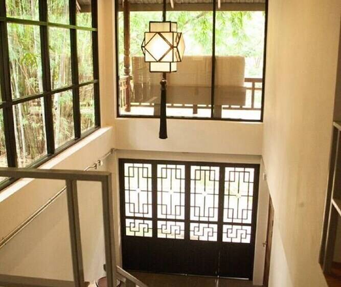 هتل Middle Path Retreat