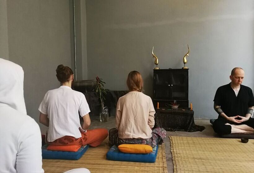 هتل Middle Path Retreat