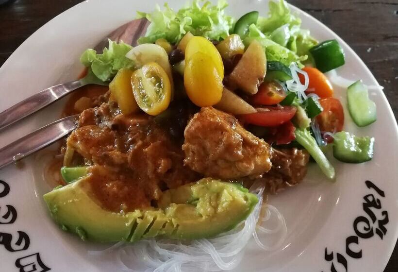 هتل Middle Path Retreat