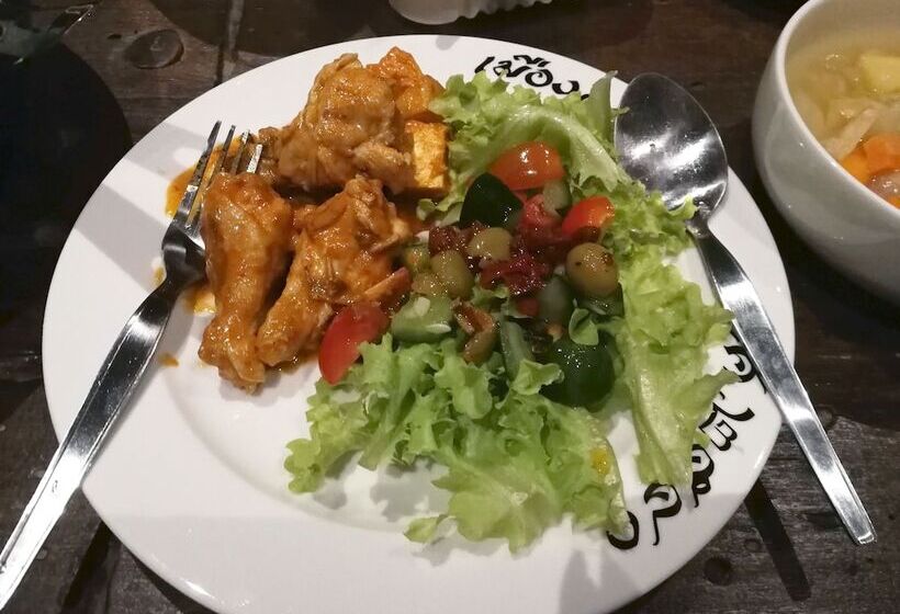 هتل Middle Path Retreat