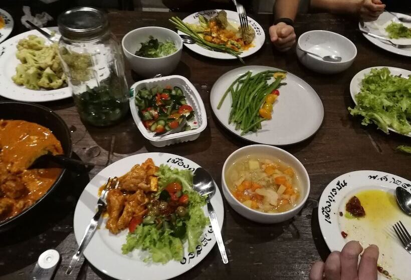 هتل Middle Path Retreat