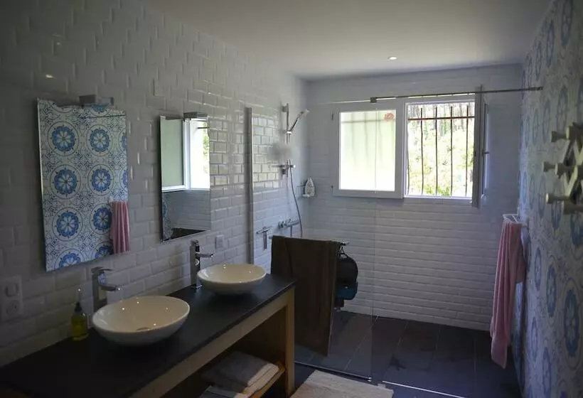 Majatalo Ocean Shelter