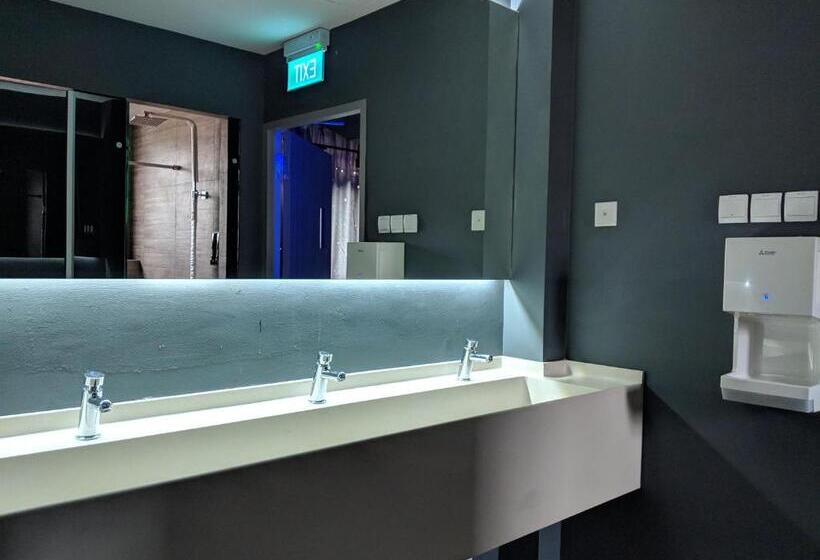 هاستل Met A Space Pod At Arab Street