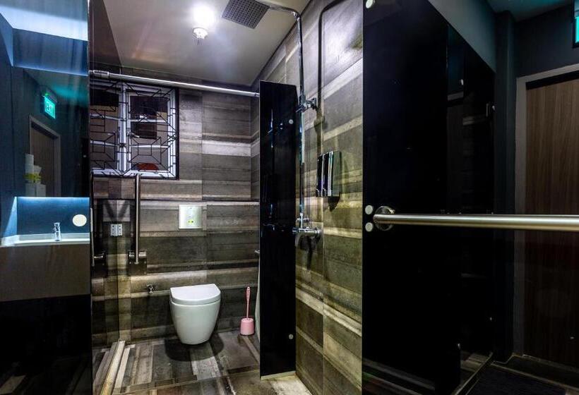 هاستل Met A Space Pod At Arab Street