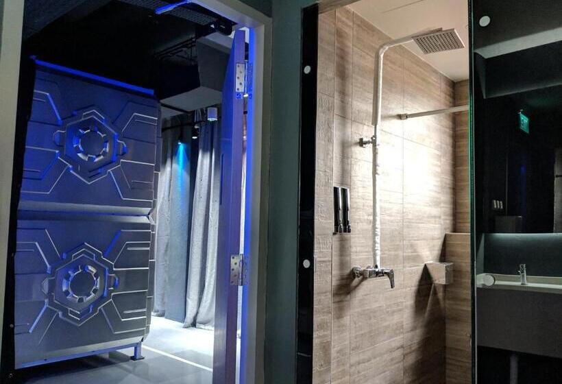 هاستل Met A Space Pod At Arab Street