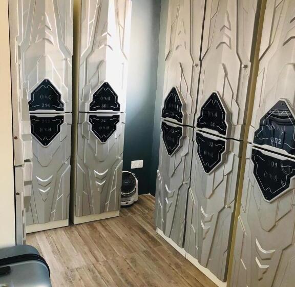 هاستل Met A Space Pod At Arab Street