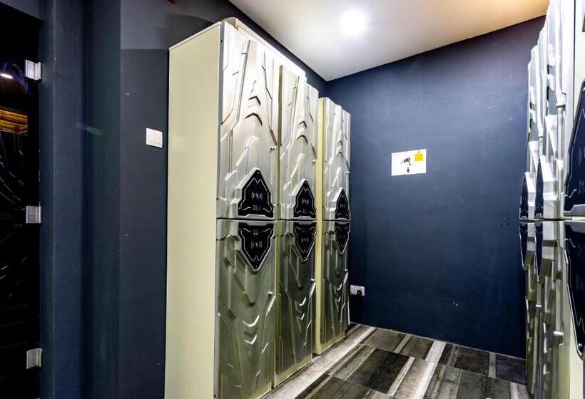 هاستل Met A Space Pod At Arab Street