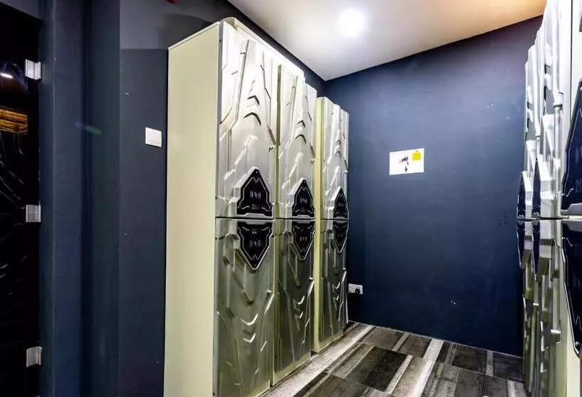 هاستل Met A Space Pod At Arab Street