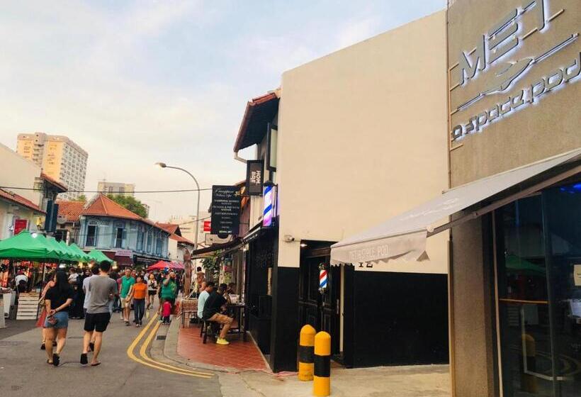 هاستل Met A Space Pod At Arab Street