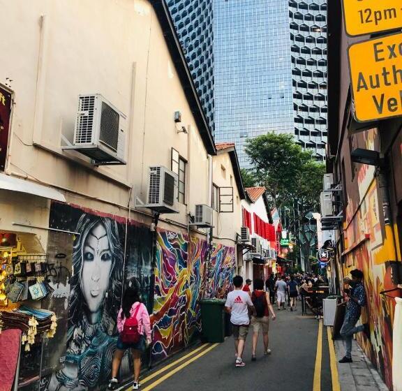 هاستل Met A Space Pod At Arab Street