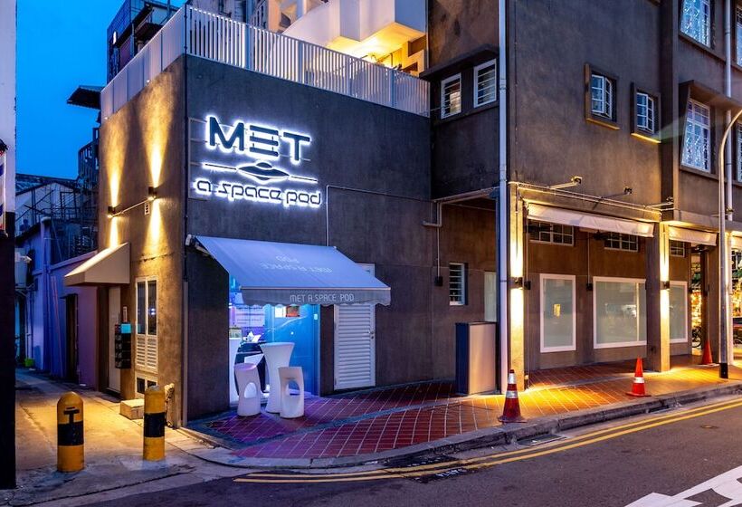 هاستل Met A Space Pod At Arab Street