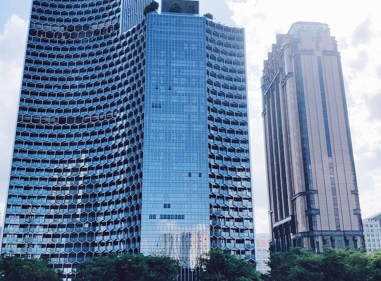 هاستل Met A Space Pod At Arab Street