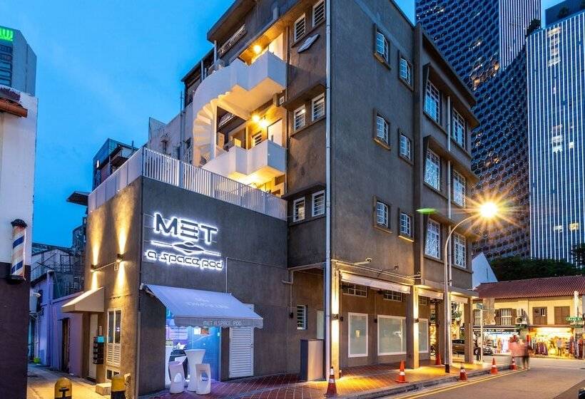 هاستل Met A Space Pod At Arab Street