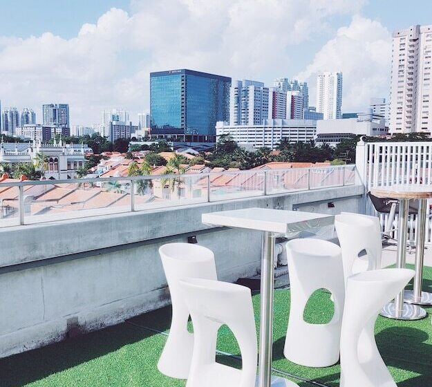 هاستل Met A Space Pod At Arab Street