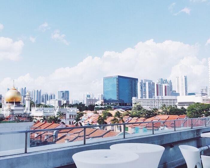 هاستل Met A Space Pod At Arab Street