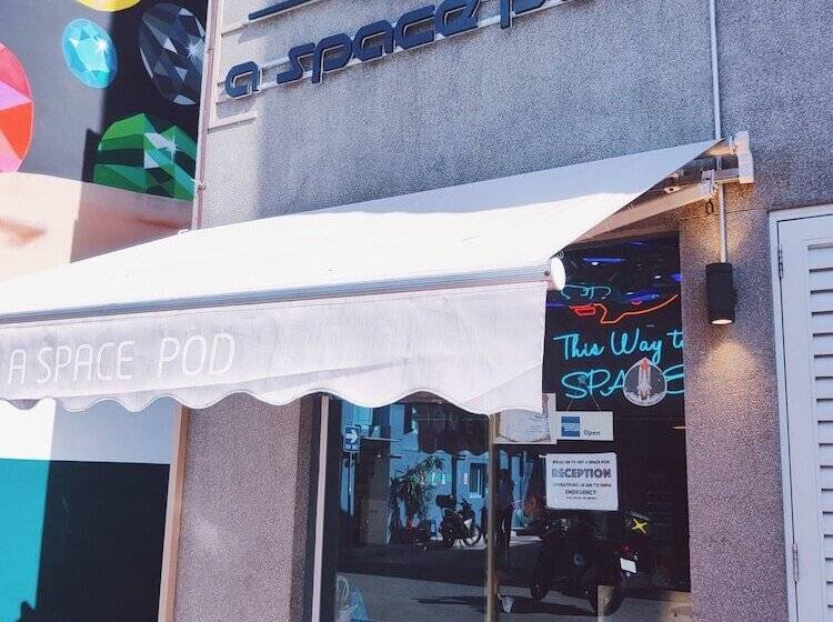 هاستل Met A Space Pod At Arab Street