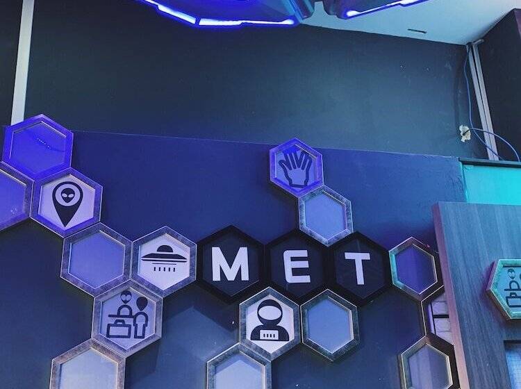 هاستل Met A Space Pod At Arab Street