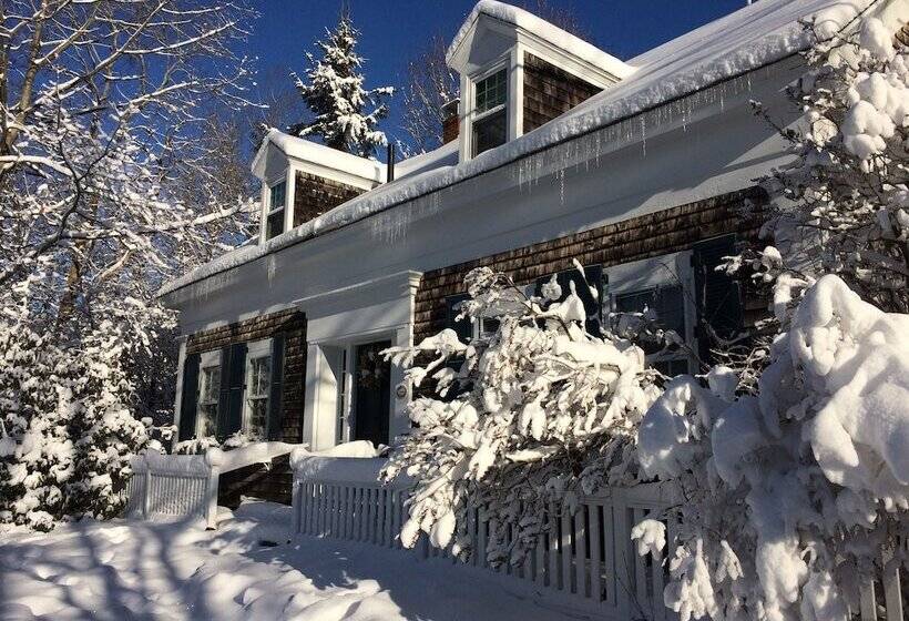 تختخواب و صبحانه Coach Stop Inn