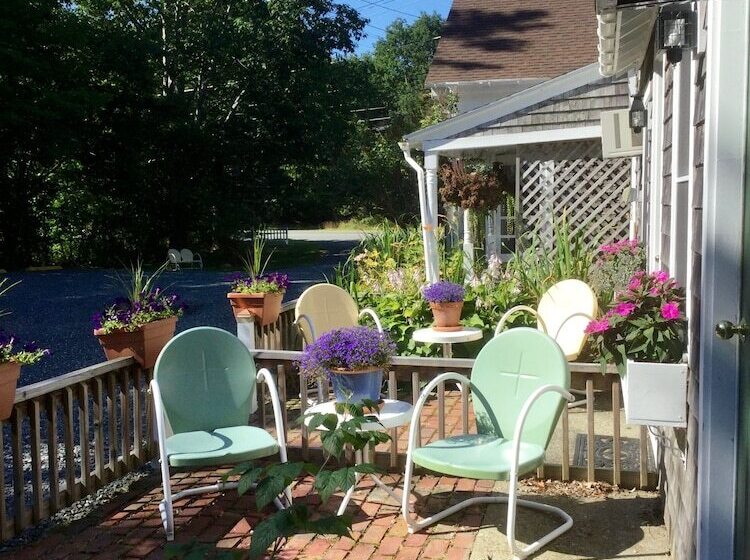 تختخواب و صبحانه Coach Stop Inn