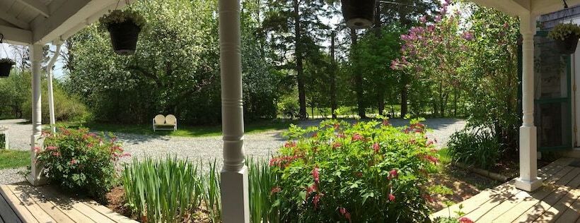 تختخواب و صبحانه Coach Stop Inn