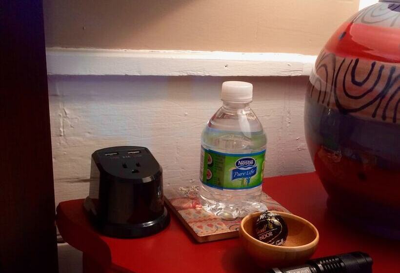 تختخواب و صبحانه Coach Stop Inn