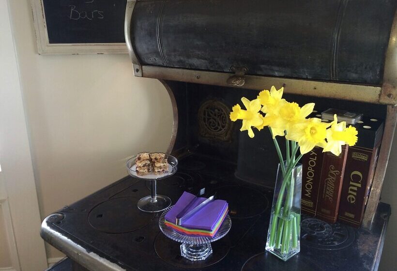 تختخواب و صبحانه Coach Stop Inn