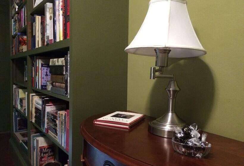 تختخواب و صبحانه Coach Stop Inn