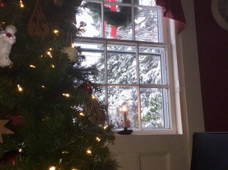 تختخواب و صبحانه Coach Stop Inn