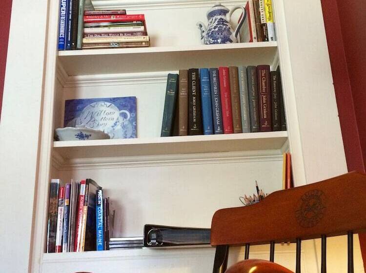 تختخواب و صبحانه Coach Stop Inn