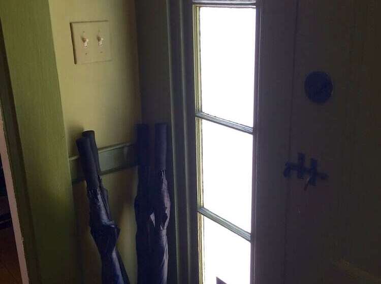 تختخواب و صبحانه Coach Stop Inn