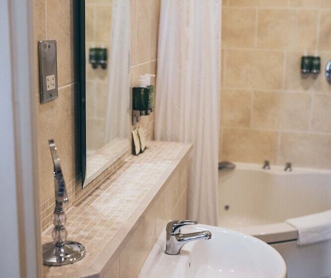 هتل Rowton Castle